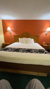 Red Bank Inn的酒店房间里的一张大床，配有两盏灯 更多5张照片