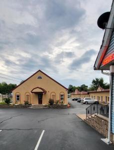 Red Bank Inn的停车场内有车辆停放的建筑物