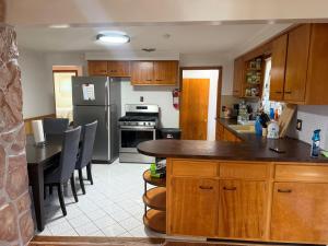 Kuchyň nebo kuchyňský kout v ubytování Sleep12-16guests ranch in West Seneca entire house