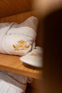 カイロにあるlotus view El tahrirの木の棚に置かれたタオルの山