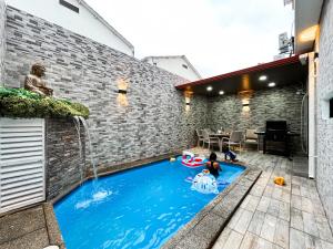 una piccola piscina con fontana di Villa con piscina privada y BBQ, 3 habitaciones, 5 camas, seguridad 24-7 a Amalia