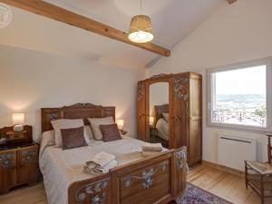 Кровать или кровати в номере Gîte douillet avec terrasse, jardin et cheminée à Saint-Priest-la-Prugne - FR-1-496-348