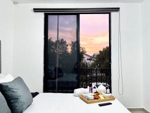 una camera da letto con un letto e una grande finestra di Villa con piscina privada y BBQ, 3 habitaciones, 5 camas, seguridad 24-7 a Amalia