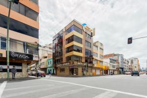 ein Gebäude an einer Stadtstraße mit einer Ampel in der Unterkunft Hotel Señorial in Ambato