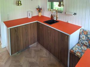 Nhà bếp/bếp nhỏ tại Holiday Home With Fjord Views Near Karrebæksminde