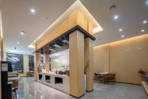 Kuchyň nebo kuchyňský kout v ubytování HuaHang Hotel - Free Shuttle&Free Breakfast - Guangzhou Baiyun International Airport