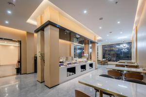 Kuchyň nebo kuchyňský kout v ubytování HuaHang Hotel - Free Shuttle&Free Breakfast - Guangzhou Baiyun International Airport