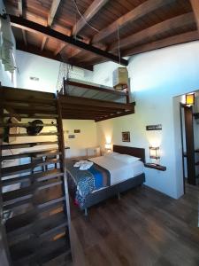 Santa Monica Hospedaria في برايا دو روزا: غرفة نوم مع سرير وسريرين بطابقين