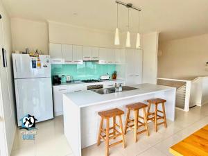 Η κουζίνα ή μικρή κουζίνα στο Modern Coastal with Sparkling Sea Views in Victor Harbor