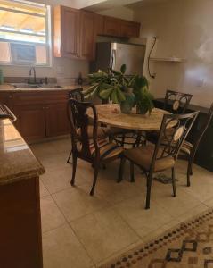 Kuchyň nebo kuchyňský kout v ubytování HolydayLakeOsborneHouseBedFrm99DollarsDaylymin2to6PersParty