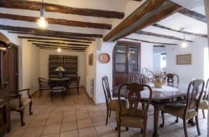 ein Esszimmer mit Tisch und Stühlen in der Unterkunft Casa rural Casa Leles in Lagata