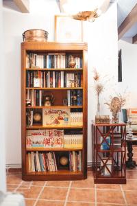ein Bücherregal voller Bücher neben einem Tisch in der Unterkunft Casa rural Casa Leles in Lagata