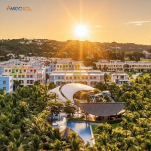 Xóm TramAmigo Sol Phan Thiet的棕榈树度假村的鸟瞰图