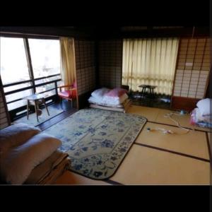 尾道市N19 Tea Celemony Villa的客厅里铺着一块大地毯