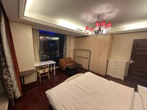 Una cama o camas en una habitación de Qingsu Shanghai Main Branch