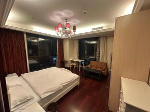 Una cama o camas en una habitación de Qingsu Shanghai Main Branch