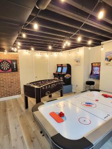 Camera de jocuri de la Large 4 Br - 5 Bathroom 2 King beds Sauna Games Pool