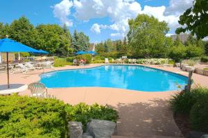 Swimmingpoolen hos eller tæt på Large 4 Br - 5 Bathroom 2 King beds Sauna Games Pool + 86 billeder