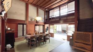 Posezení v ubytování 佐渡島に残る築130年の伝統的な古民家｜東夢