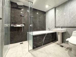 坡州市にあるPaju Golden Hillのシャワー、トイレ、洗面台を備えたバスルーム +56枚の写真