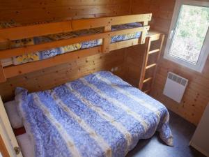 NaucelleChalet - PMR - 2 Chambres - Cuisine équipée - API-1-52-311的小屋内设有一间带两张双层床的卧室 更多23张照片