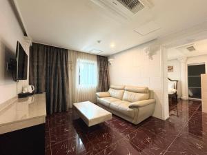 坡州市にあるPaju Golden Hillのソファとテーブルのあるリビングルーム