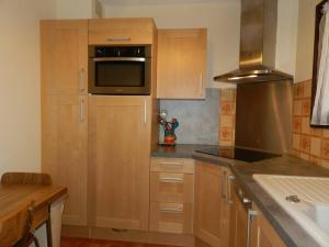 Kuchyň nebo kuchyňský kout v ubytování Appartement 2 pièces, terrasse et parking, Bormes-les-Mimosas - FR-1-251-892 + 5 fotografií