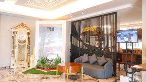 Χώρος καθιστικού στο Front One Gosyen Hotel Salatiga +2 φωτογραφίες