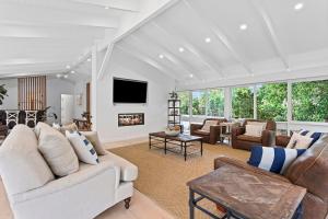 玛莎山Grand Design - Pool, Spa, Playground的有两张沙发和一个壁炉的客厅