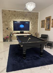 ラムナガルにあるPrivé Residenceのリビングルーム(ビリヤード台、テレビ付)