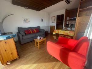 普华露Pra-Loup 1600: Studio cosy 4 pers, vue vallée, centre station - FR-1-165A-207的客厅里有一张沙发和一张桌子。 更多9张照片