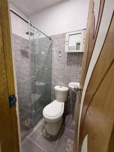 蒙波斯Apartamentos S & J的浴室配有马桶和玻璃淋浴房