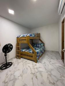 蒙波斯Apartamentos S & J的铺有瓷砖地板的客房配有两张双层床。