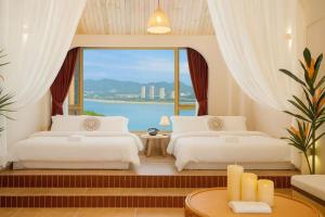 Dos camas en una habitación con una gran ventana. en Chongqing City Center River View B&B, en Chongqing