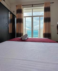 科伦坡Seaview Apartment with 3 BR at Colombo 6的一间带大床和大窗户的卧室