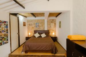 Ένα ή περισσότερα κρεβάτια σε δωμάτιο στο La Rosaleda - Hermosa finca, vista al lago, bosque privado y BBQ