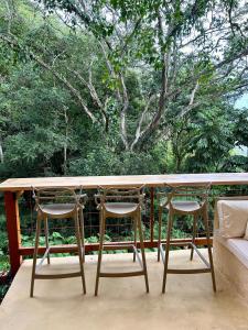un tavolo in legno e 2 sedie seduti su un portico di Cabaña El Mamoncillo con Jacuzzi Privado y Malla Catamarán a Sopetrán