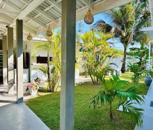 Aed väljaspool majutusasutust Private Villa with a Pool, Beach Front - The White House