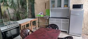 Una cocina o cocineta en Hotel NO STRESS TRAVELLERS