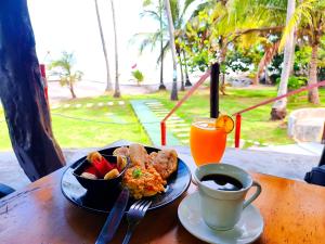 Una mesa con un plato de comida y una taza de café. en Cocobeach Palomino, en Palomino 78 fotos más