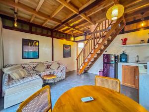 Makaha Bungalow في جيمباران: غرفة معيشة بها أريكة وطاولة