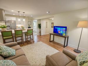 TV/trung tâm giải trí tại Modern Luxury Apartments in the Heart of Los Angeles