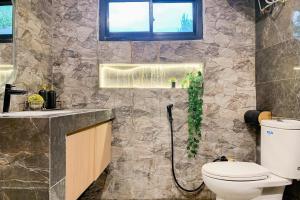 Ένα μπάνιο στο RedDoorz at Villa Zea Sayangheulang Garut +23 φωτογραφίες