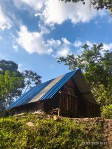 Un granero con techo de metal en una colina en Refugio los naranjales, en Las Mesitas