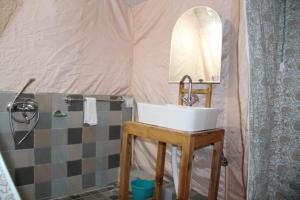 Un baño con lavabo en una tienda de campaña. en CampKelang Bir Luxury Tents in Bir Billing, en Bīr