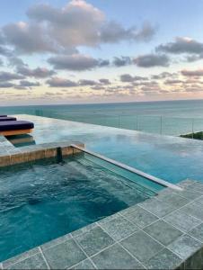 Swimmingpoolen hos eller tæt på New Suite 14 Alto Luxo Beira Mar