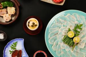 un tavolo con piatti e una ciotola di cibo di 五作荘 a Mihama