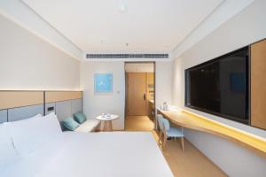 TV a/nebo společenská místnost v ubytování JI Hotel Shenzhen China South City Hehua Subway Station