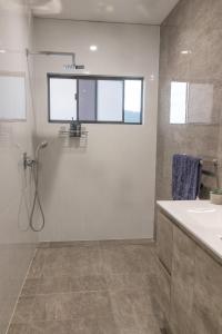 卡德韦尔Hichinbrook Lodge, waterfront的浴室配有洗手池和淋浴 更多12张照片