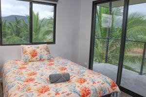 卡德韦尔Hichinbrook Lodge, waterfront的卧室里有一张床，一个枕头和一扇窗户